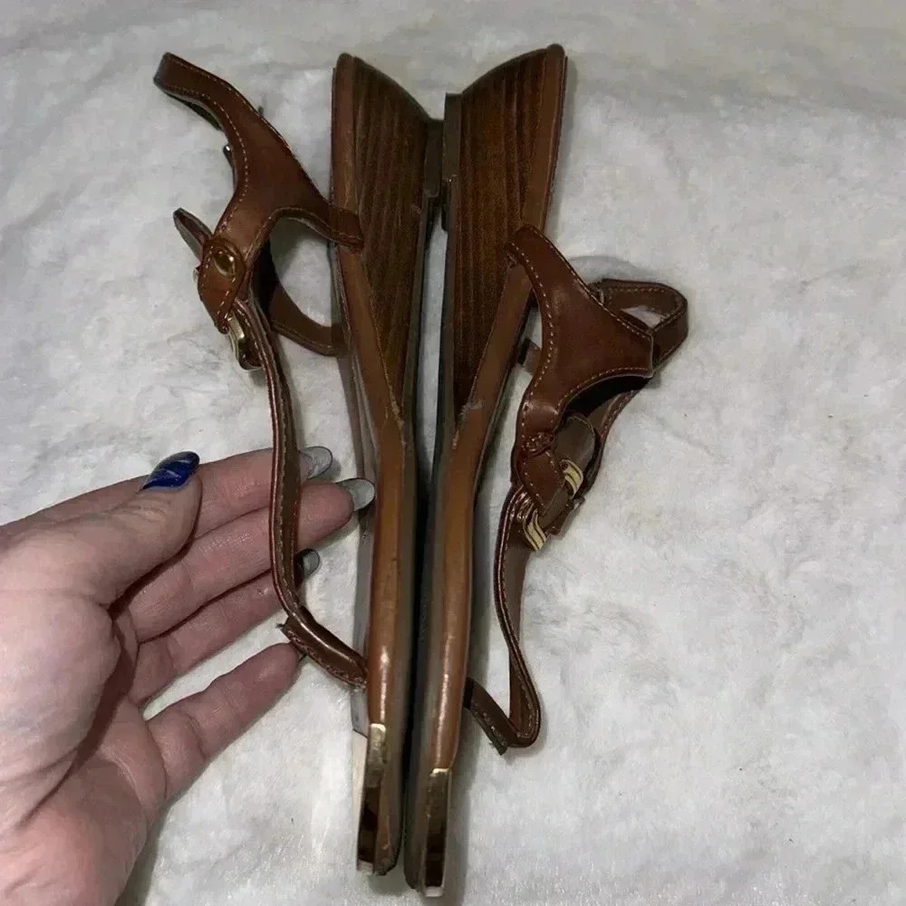 Marc Fisher Tan T-Strap Gold Toe Sandals Size 8 - Picture 8 of 12